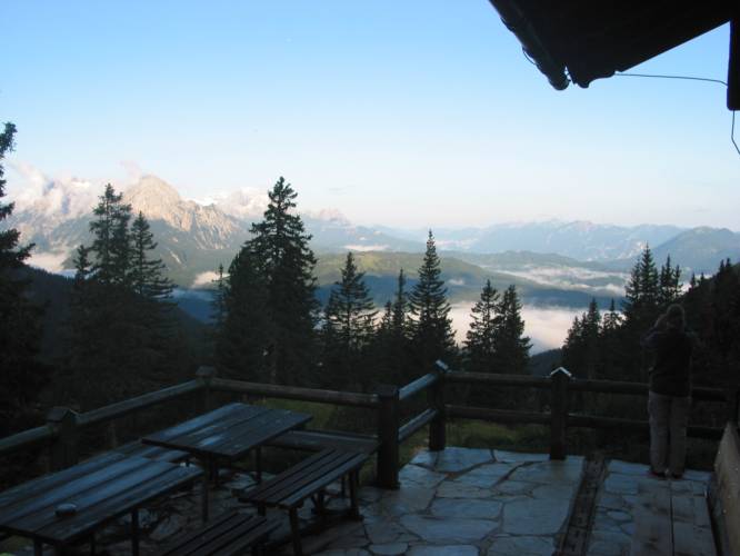 Blick von der Hochlandhütte in Richtung Mittenwald (unter den Wolken) (IMG_3448)
