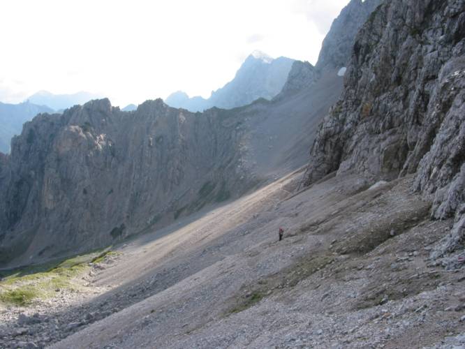 Blick durch das Wörnerkar auf die Kampen­lei­ten­wände und östliche Karwendelspitze. (IMG_3473)