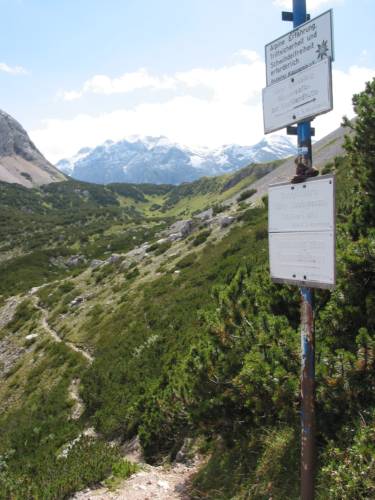 Am Beginn des Bäralplsattel. Hinter dem Sattel ist die Hauptkette des Karwendel zu sehen. (IMG_3503)