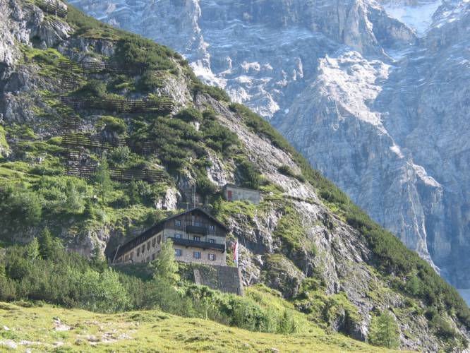 Blick auf das Karwendelhaus. Der Weg in das dahinter gelegene Schlauchkar führt durch die Lawinen­ver­bau­ungen oberhalb des Hauses. (IMG_3526)