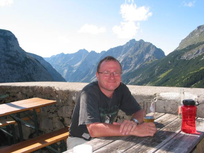 Nach langer Tour auf der Terasse des Karwendelhauses. (IMG_3538)
