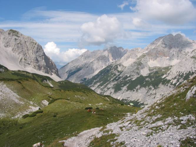 Blick in die Pfeis mit der Pfeishütte. Im Hintergrund Gleiersch-Halltalkette, davor das Samertal hinunter zur Möslalm. (IMG_4060)
