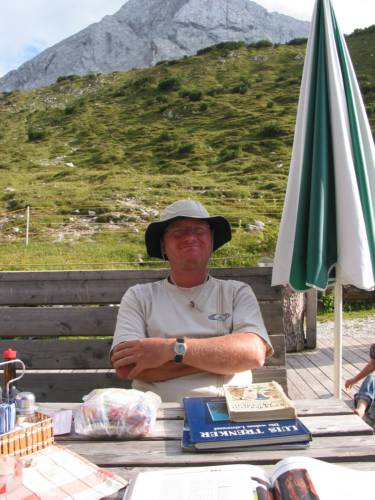 Faulenzen auf der Terasse der Pfeishütte. (IMG_4087)