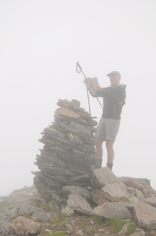 Kurz vor der Zischgeles-Spitze. Jörg erhöht ein Steinmandl.
