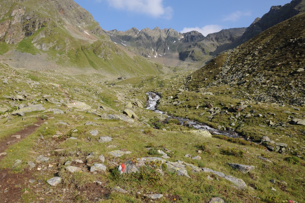 Aufstieg zum Gleierschjöchl. Blick nach Norden zum Roßkogel. Ich habe Respekt vor den 3081 Metern und gehe schweren Herzens weiter Richtung Gleirschjöchl.