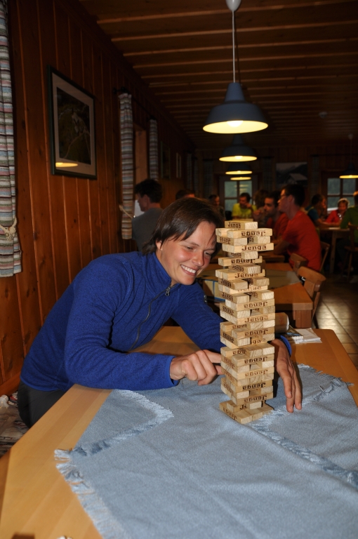 Auf der Hütte: Wir spielen Jenga. Steffi ist auch wieder da.