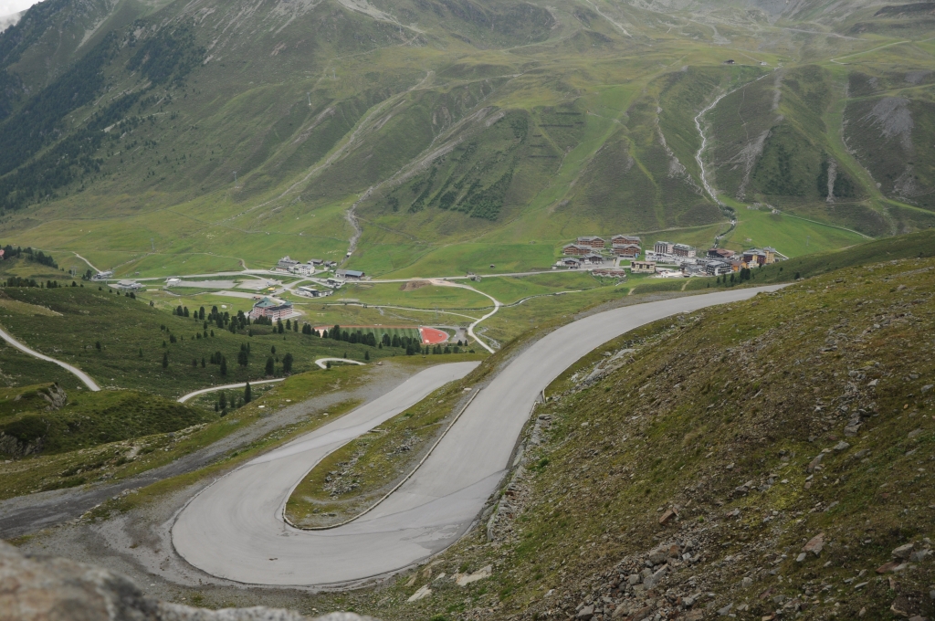 Blick auf Kühtai. Die Knie tun weh, der Abstieg (400 Höhenmeter) wird zur Qual. Im Ort suche ich mir ein Cafe und treffe Christoph mit seinem Sohn wieder. Rückreise nach Innsbruck mit dem Bus.