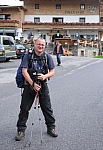 Vor dem Hotel in Praxmar. Wir sind guter Dinge und wissen noch nicht, daß der Weg sehr lang werden wird. Vor dem Hotel in Praxmar. Wir sind guter Dinge und wissen noch nicht, daß der Weg sehr lang werden wird.