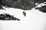 Abstieg auf der Nordseite der Zischgenscharte. Ich fahre (nur mit meinen Wanderschuhen) Schi und bin schnell unten, allerdings bleibt einer meiner Stöcke im Schnee stecken und knickt ab. Abstieg auf der Nordseite der Zischgenscharte. Ich fahre (nur mit meinen Wanderschuhen) Schi und bin schnell unten, allerdings bleibt einer meiner Stöcke im Schnee stecken und knickt ab.