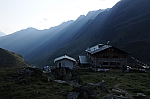 Aufstieg zum Gleierschjöchl - die Pforzheimer Hütte liegt noch im Schatten. Aufstieg zum Gleierschjöchl - die Pforzheimer Hütte liegt noch im Schatten.