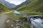 Ich kann nicht widerstehen und bade im Zwieselbach. Das Wasser ist schneidend kalt und der Grund ist trotz fehlender Wasserpflanzen glitschig. Ich kann nicht widerstehen und bade im Zwieselbach. Das Wasser ist schneidend kalt und der Grund ist trotz fehlender Wasserpflanzen glitschig.