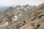 Blick von der Kraspesspitze nach Westen hinunter zur Finstertalscharte. Nördlich der Scharte ein kleiner See, jedoch nicht so blau wie der Kraspessee. Blick von der Kraspesspitze nach Westen hinunter zur Finstertalscharte. Nördlich der Scharte ein kleiner See, jedoch nicht so blau wie der Kraspessee.